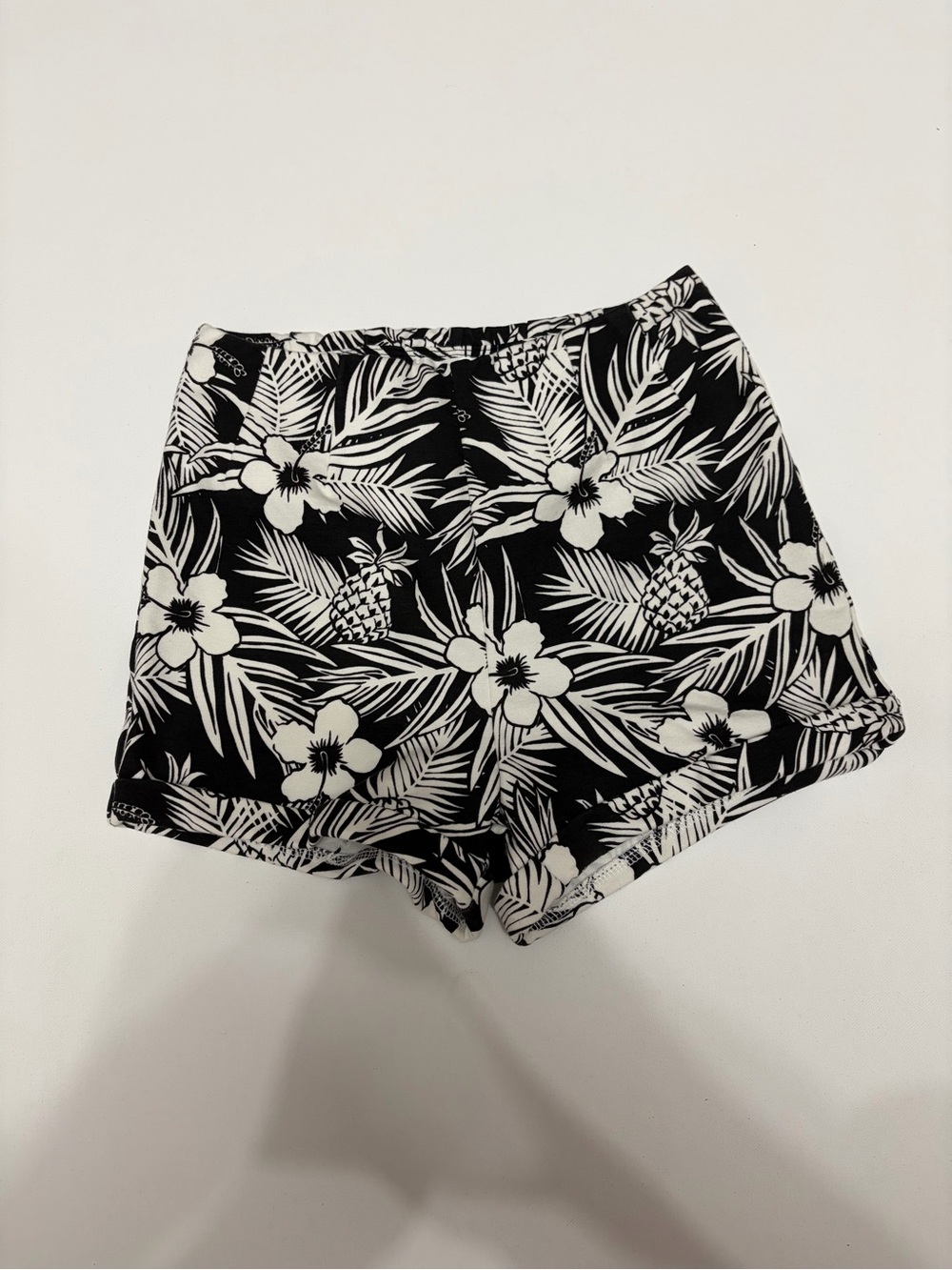 Garage Women’s Black & White Floral High-Waist Shorts XS Y2K style cute